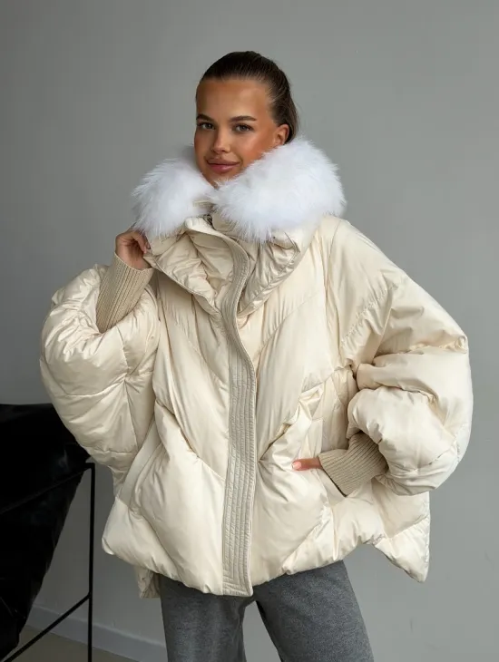 Бежевый зимний пуховик - фото 8