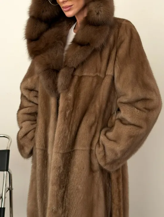 Длинная норковая шуба с капюшоном куница - фото 1