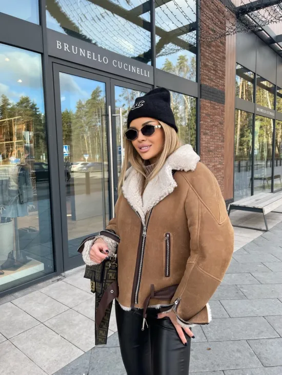 Дубленка - бомбер со спущенным плечом из натуральной овчины - фото 2