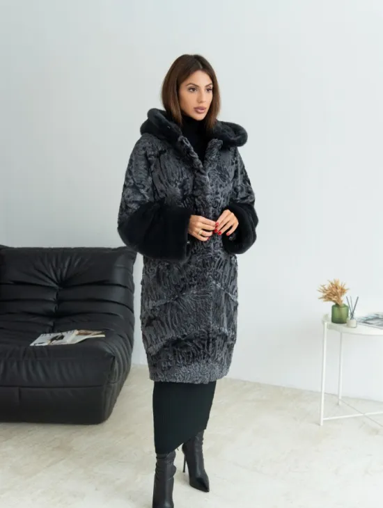 Шуба из каракульчи с отделкой из меха норки с капюшоном - цвет графит - фото 4