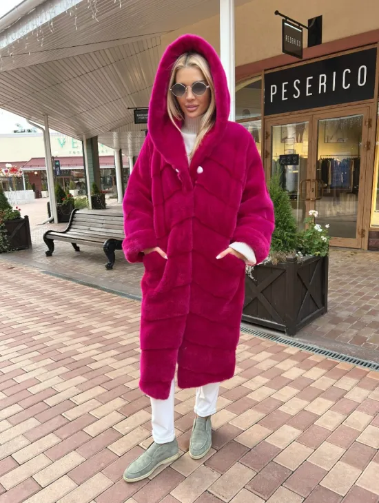 Шуба из скандинавской норки с капюшоном в розовом цвете - фото 2