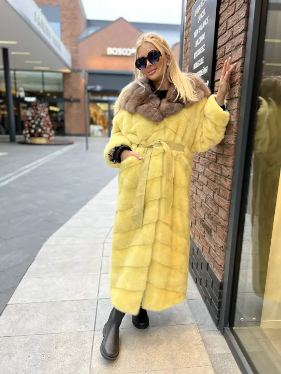Шуба из плюшевой норки с капюшоном из меха куницы в лимонном цвете - фото 3