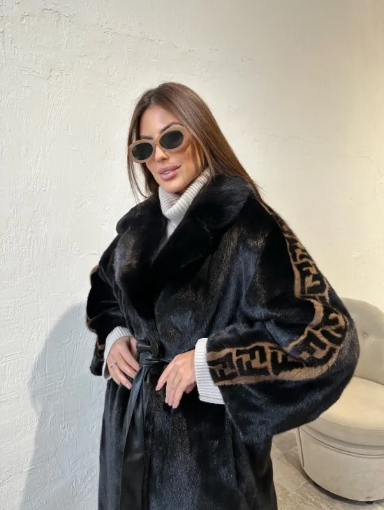 Черная плюшевая норковая шуба с принтом на рукавах - фото 2