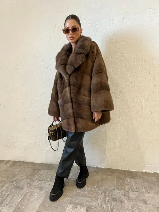 Короткая шуба в цвете соболь с воротником из меха куницы - фото 4