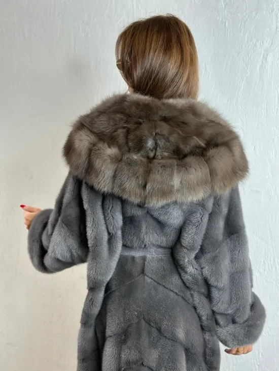 Удлиненная норковая шуба с капюшоном из куницы - цвет графит грей - фото 1
