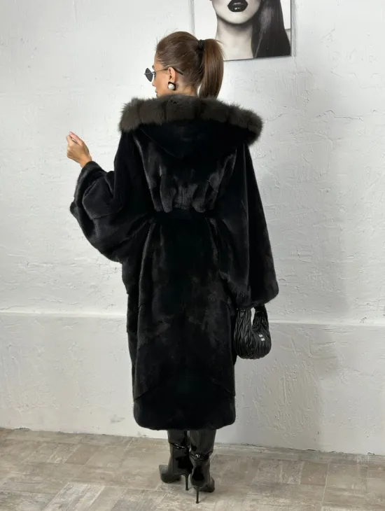 Эффектная шуба свободного силуэта с капюшоном куница - цвет инфинити - фото 6