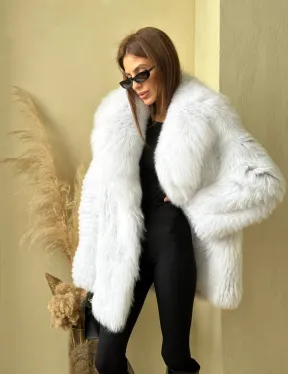 Шуба из меха белой лисы - фото 1