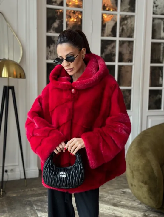 Красная короткая шуба из меха норки с капюшоном, паркет - фото 7