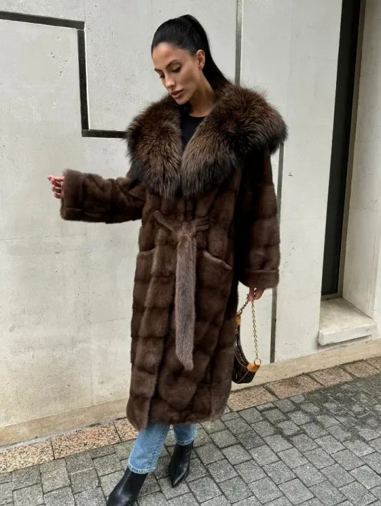 Норковая шуба с капюшоном кобра из меха чернобурки в коричневом цвете - фото 10